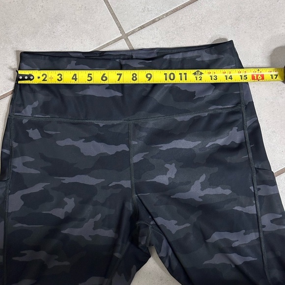Athleta Women Athletic Camo Black Capri Leggings size 1X. - Picture 8 of 8